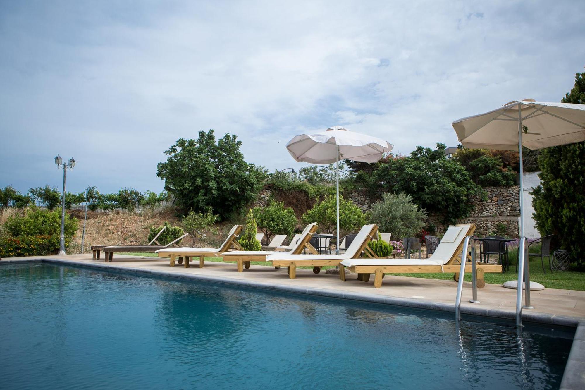 Agarathos Traditional Rooms With Pool 凯里瓦尼 外观 照片