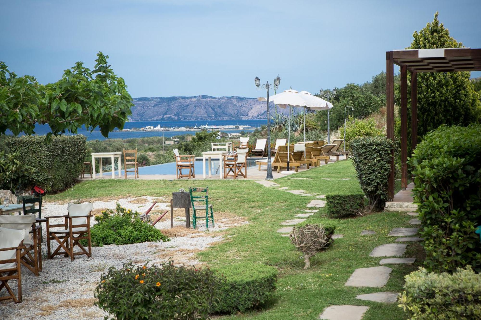 Agarathos Traditional Rooms With Pool 凯里瓦尼 外观 照片